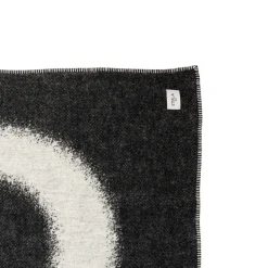 Kodintekstiilit-IITTALA Huopa 130x180cm luonnonvalkoinen-musta Ecru-musta