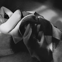 Kodintekstiilit-IITTALA Huopa 130x180cm luonnonvalkoinen-musta Ecru-musta